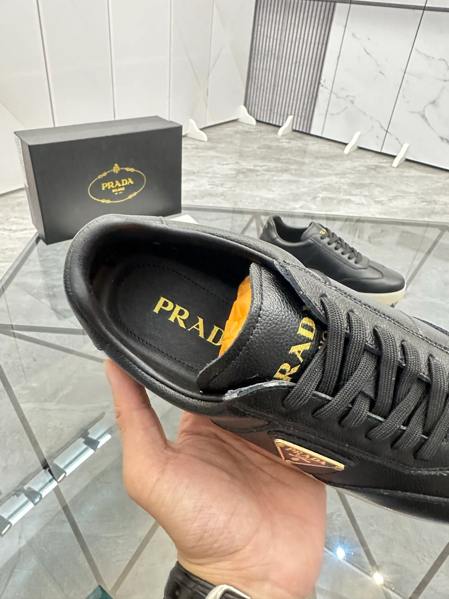 Men's shoes: 💰P400¥ Product trademark: Prada *"Prada*" low-top casual shoes Regular size: 38-44 (can be customized to 45) Product materials: imported cowhide upper, sheepskin lining, original outsole. Number: 020